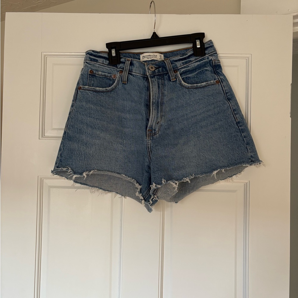 Abercrombie & Fitch Women's
High Rise 90s Relaxed Cutoff Short - Curve Love